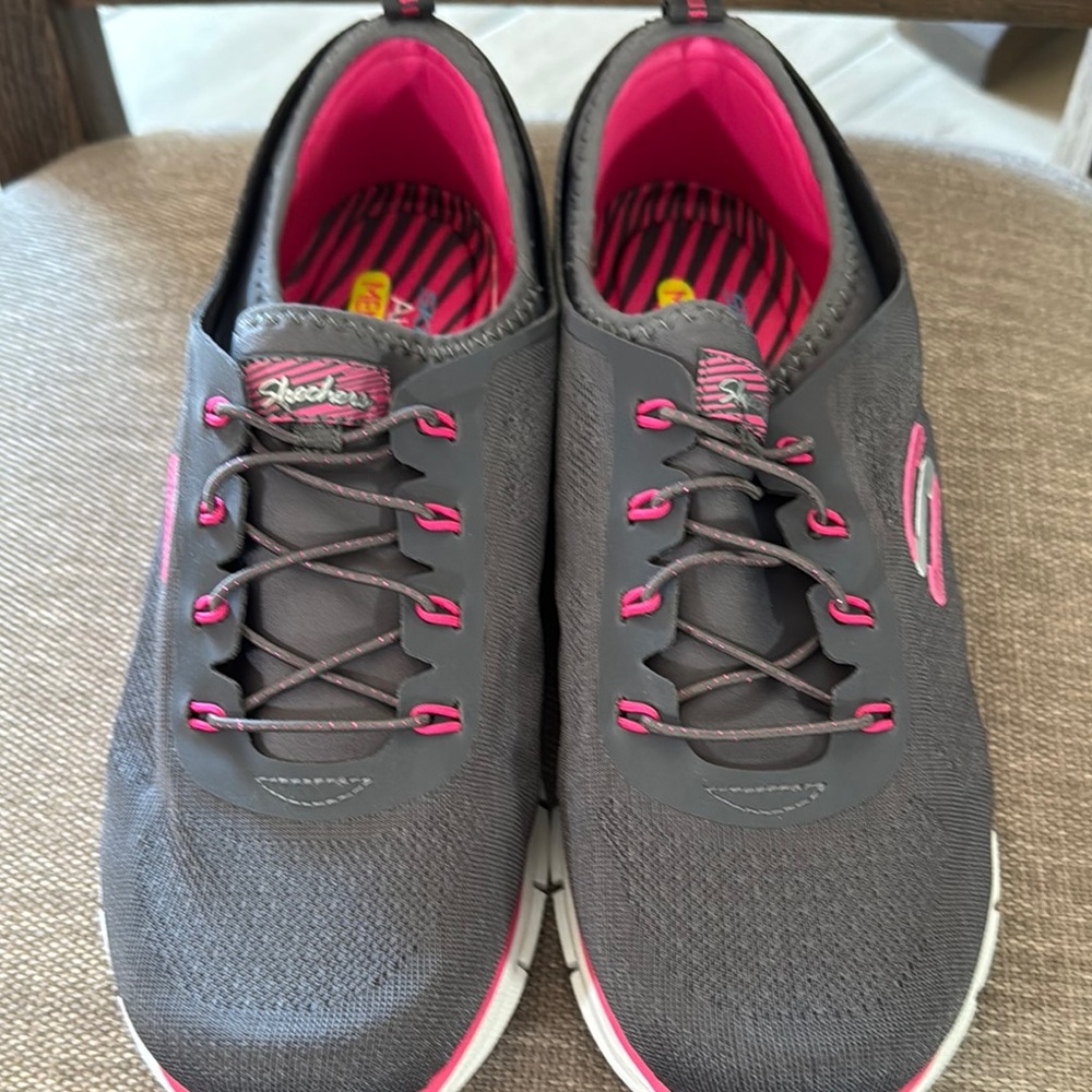Skechers’s stretch fit air cooled memory foam sneakers nwot